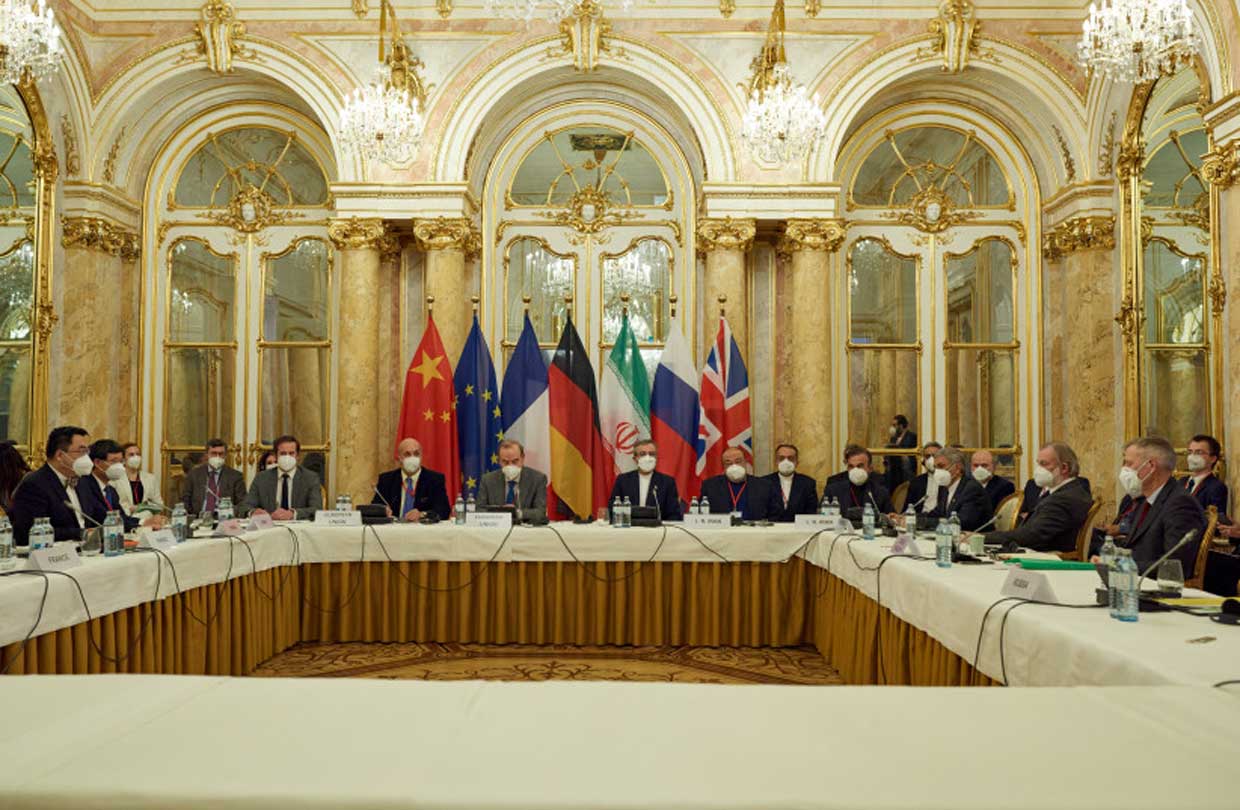 Bennett pide a las potencias mundiales que detengan las conversaciones nucleares con Irán