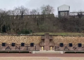 Memorial francés de la Segunda Guerra Mundial vandalizado con pintadas contra el pasaporte COVID