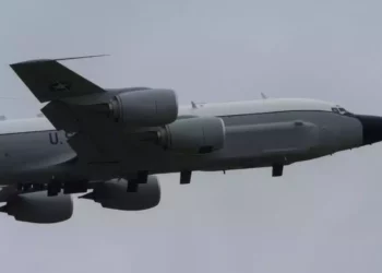 Un avión espía estadounidense RC-135W vuela desde el Reino Unido hacia el espacio aéreo ucraniano