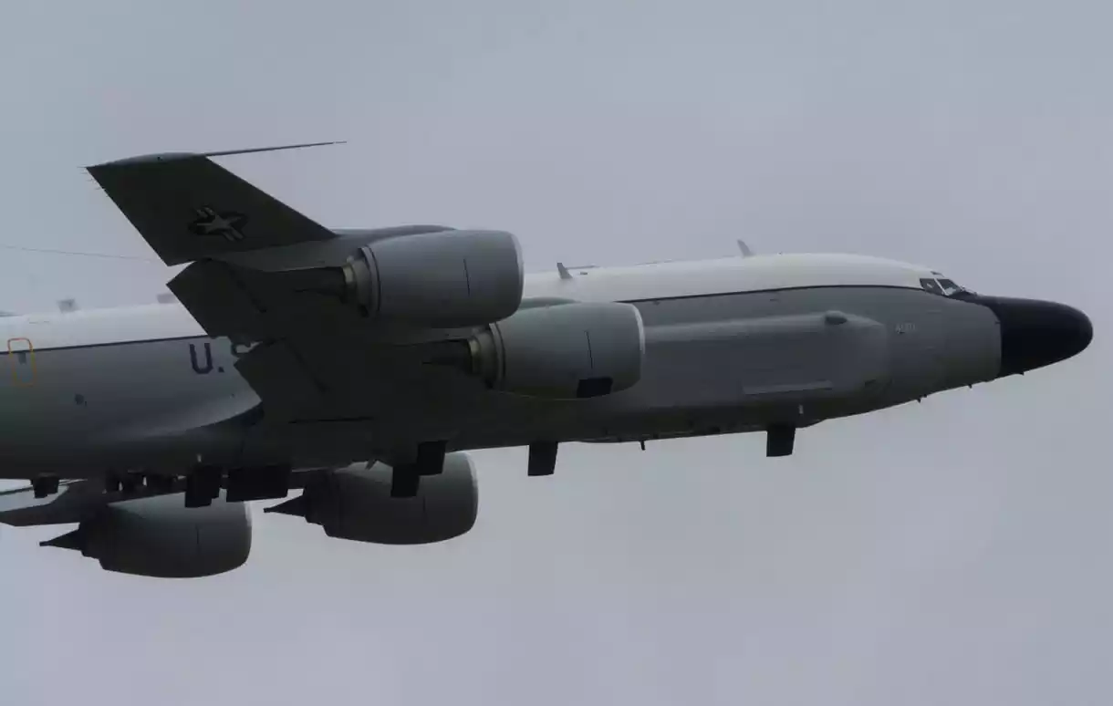 Un avión espía estadounidense RC-135W vuela desde el Reino Unido hacia el espacio aéreo ucraniano