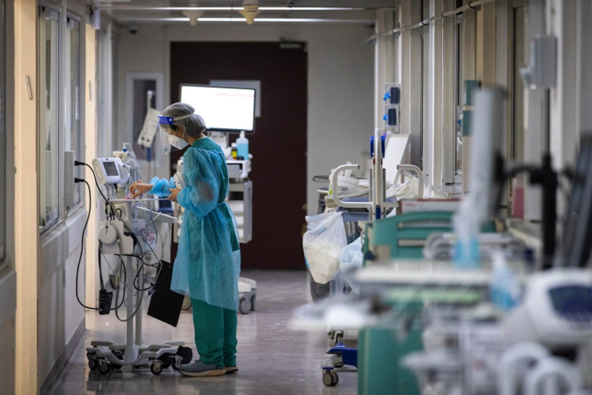 Israel evalúa una política de “infección masiva” a medida que aumentan los casos de COVID