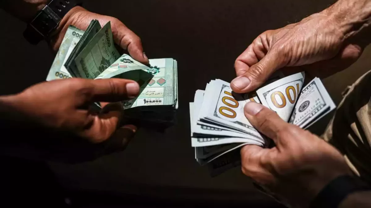 La moneda libanesa se hunde al subir el banco central el tipo de cambio de los depósitos en dólares