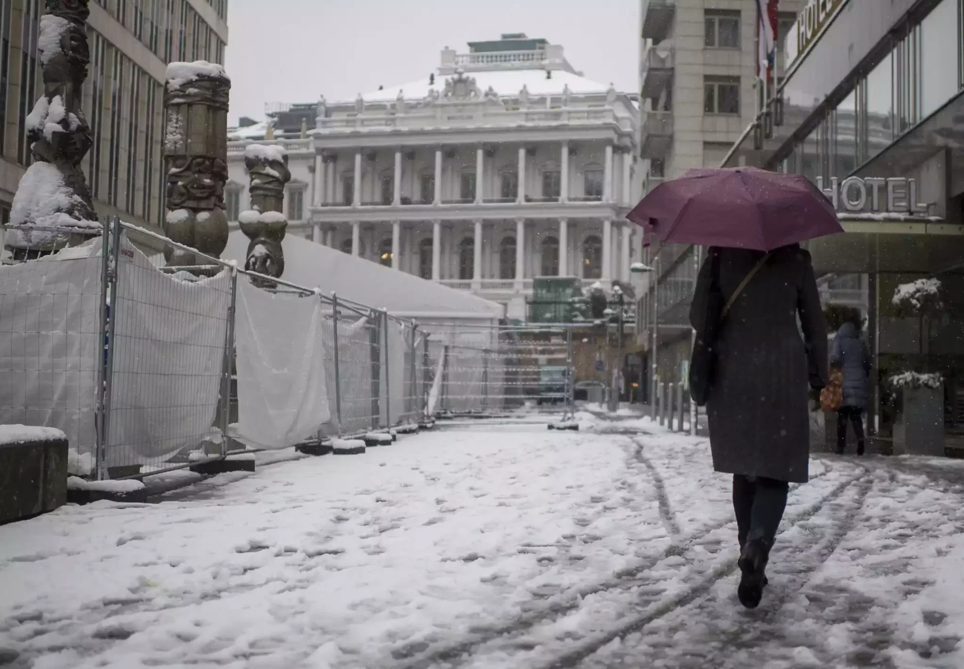 Una persona camina frente al Palais Coburg donde se celebran las conversaciones nucleares a puerta cerrada en Viena, Austria, el 9 de diciembre de 2021. (AP Photo/Michael Gruber)