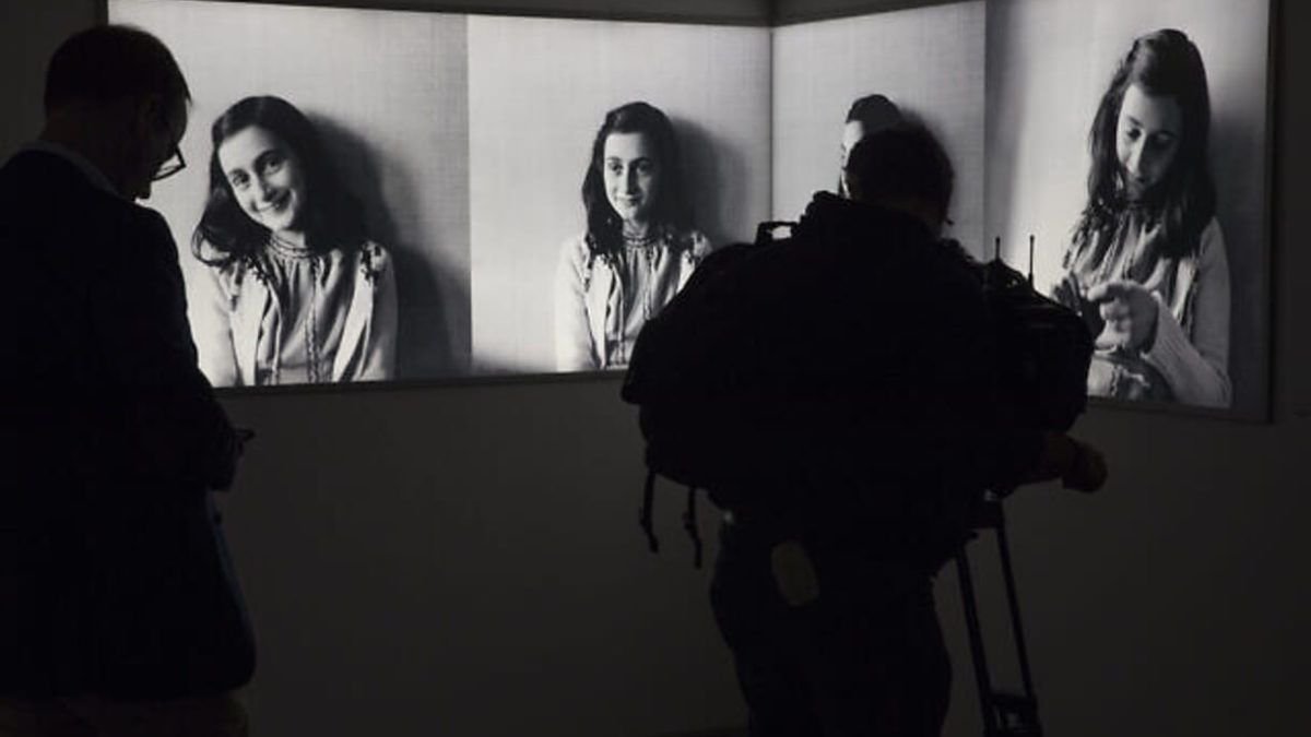 Un periodista toma imágenes de fotos de Ana Frank en el renovado Museo de la Casa de Ana Frank en Ámsterdam, Holanda, el 21 de noviembre de 2018. (AP Photo/ Peter Dejong, Archivo)