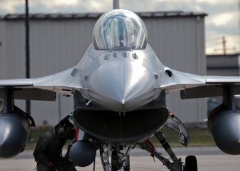 “El avión empezó a temblar”: Cómo es manejar un F-16 a casi Mach 2