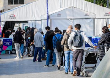 Israel registra un máximo histórico de nuevas infecciones por COVID: 11,978 casos