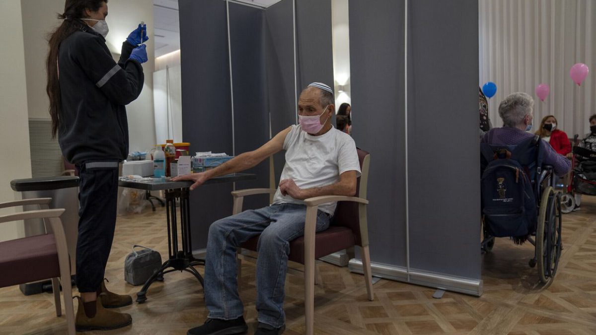Más de 250 mil israelíes han recibido la cuarta vacuna contra el COVID