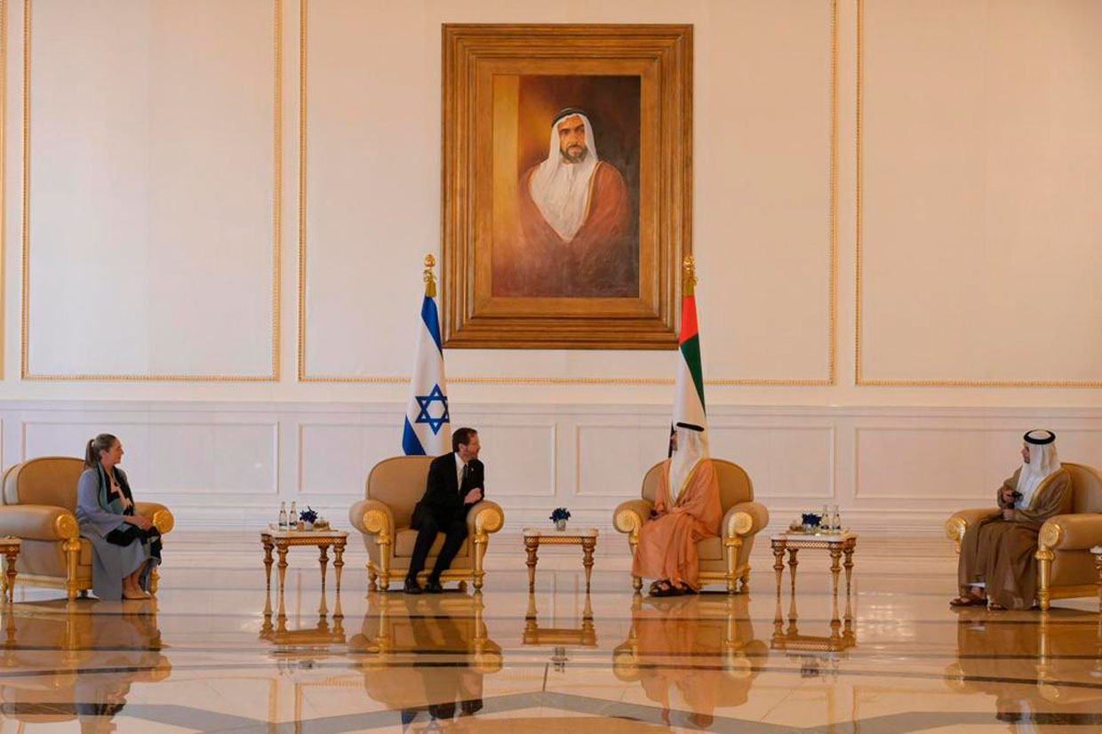Presidente de Israel aterriza en los Emiratos Árabes Unidos para una visita histórica