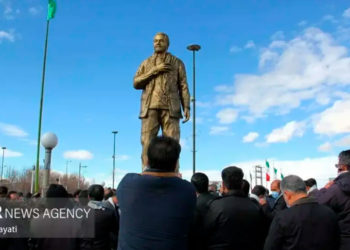 Incendian estatua de Qasem Soleimani en el oeste de Irán