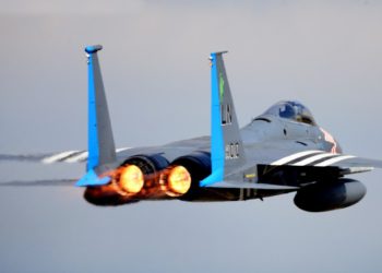 El caza F-15C ha comenzado su espiral de muerte