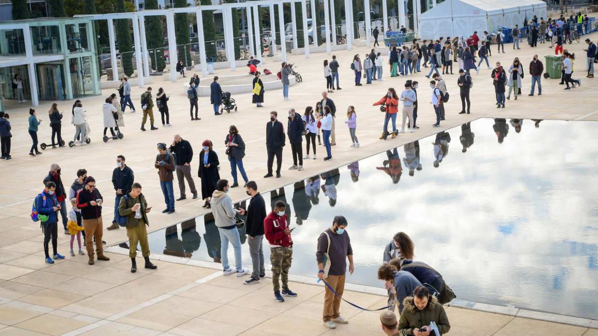 Israel registra más de 83 mil casos diarios de COVID por segundo día consecutivo