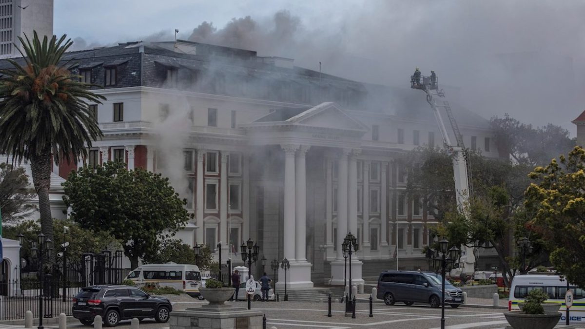 Incendio en el Parlamento sudafricano en Ciudad del Cabo