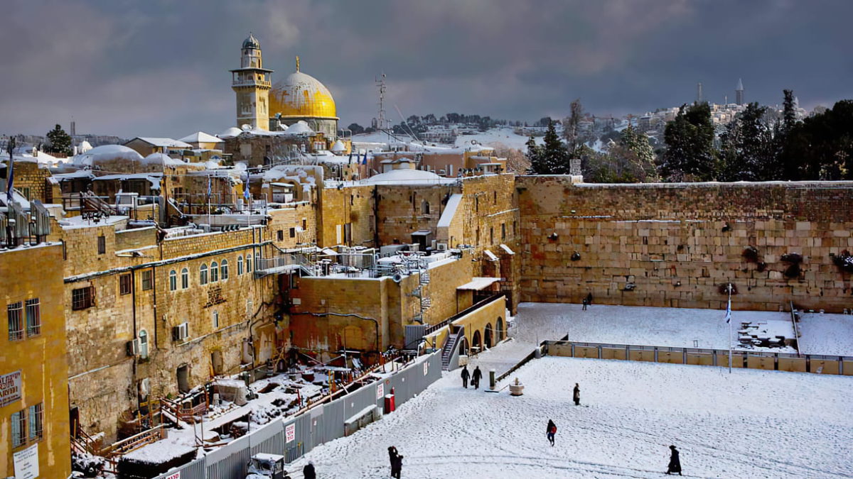 Jerusalén se prepara para una capa de nieve blanca con la llegada de la tormenta invernal