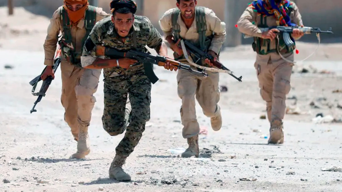 Más de 300 terroristas del Estado Islámico se rinden tras tomar una prisión en Siria