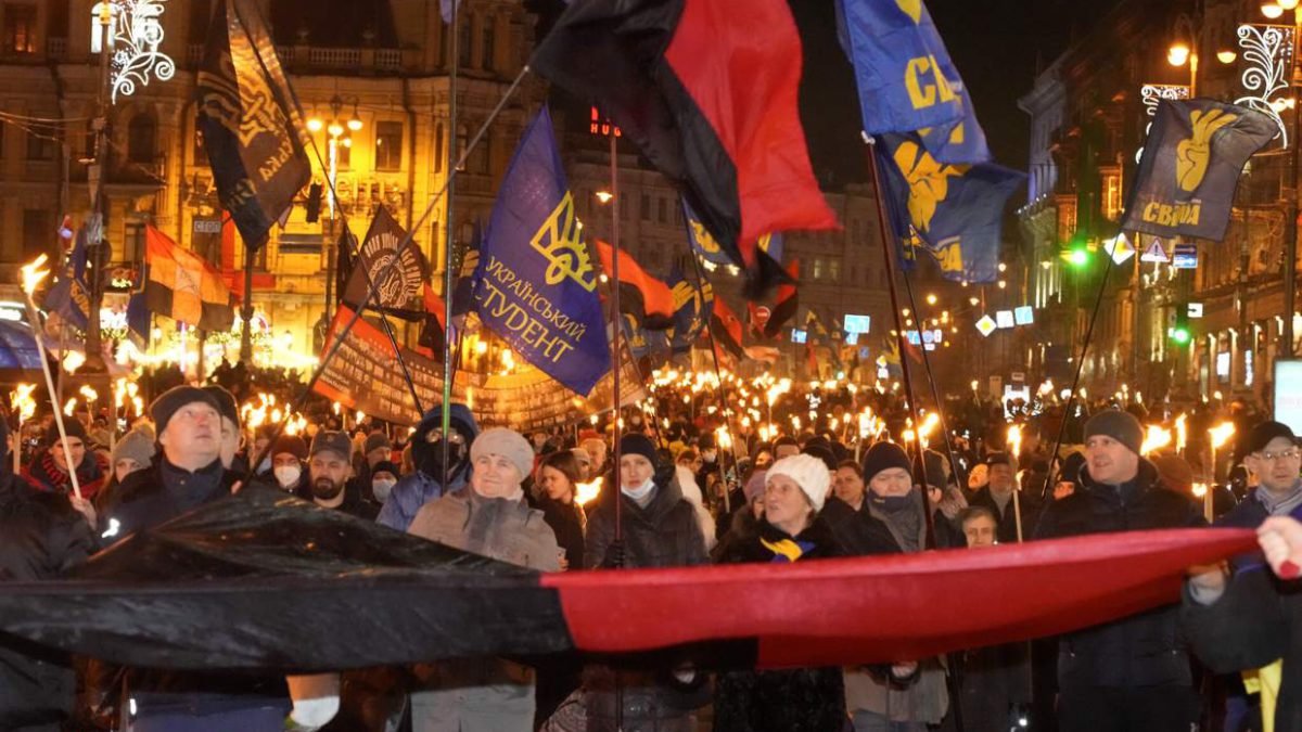Cientos de nacionalistas ucranianos marchan en honor a un colaborador nazi
