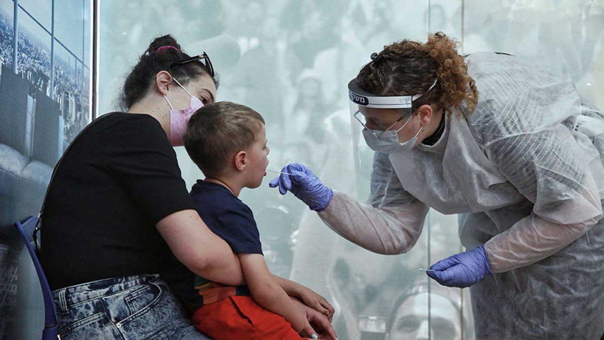 Israel emitirá pruebas caseras de COVID gratuitas para niños en edad escolar