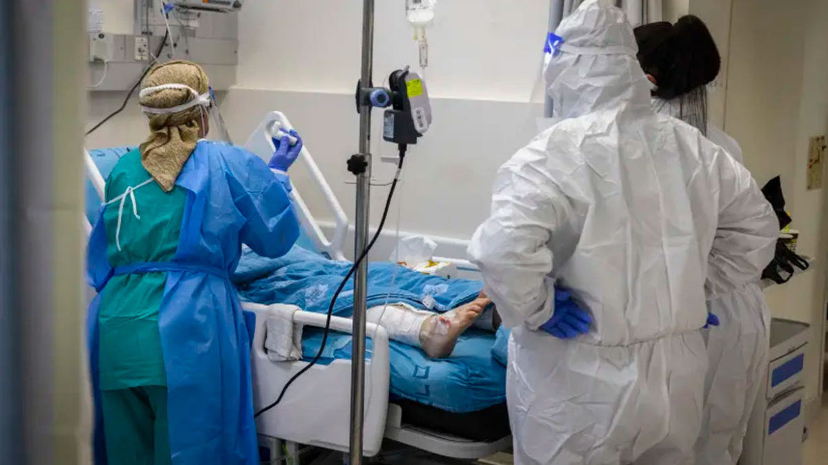 COVID-19 en Israel: Los casos graves se multiplicaron por diez en un mes