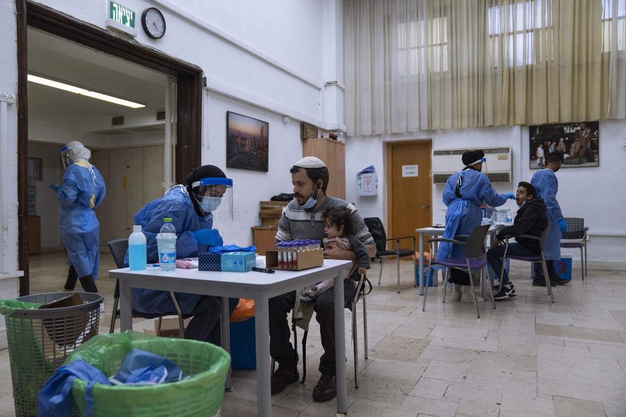 Israel registra más de 6.500 nuevos casos de COVID