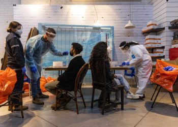 Israel es el primer país del mundo en casos diarios de COVID per cápita