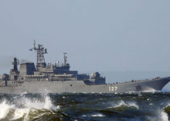 Seis barcos de desembarco rusos navegan más allá de Gran Bretaña