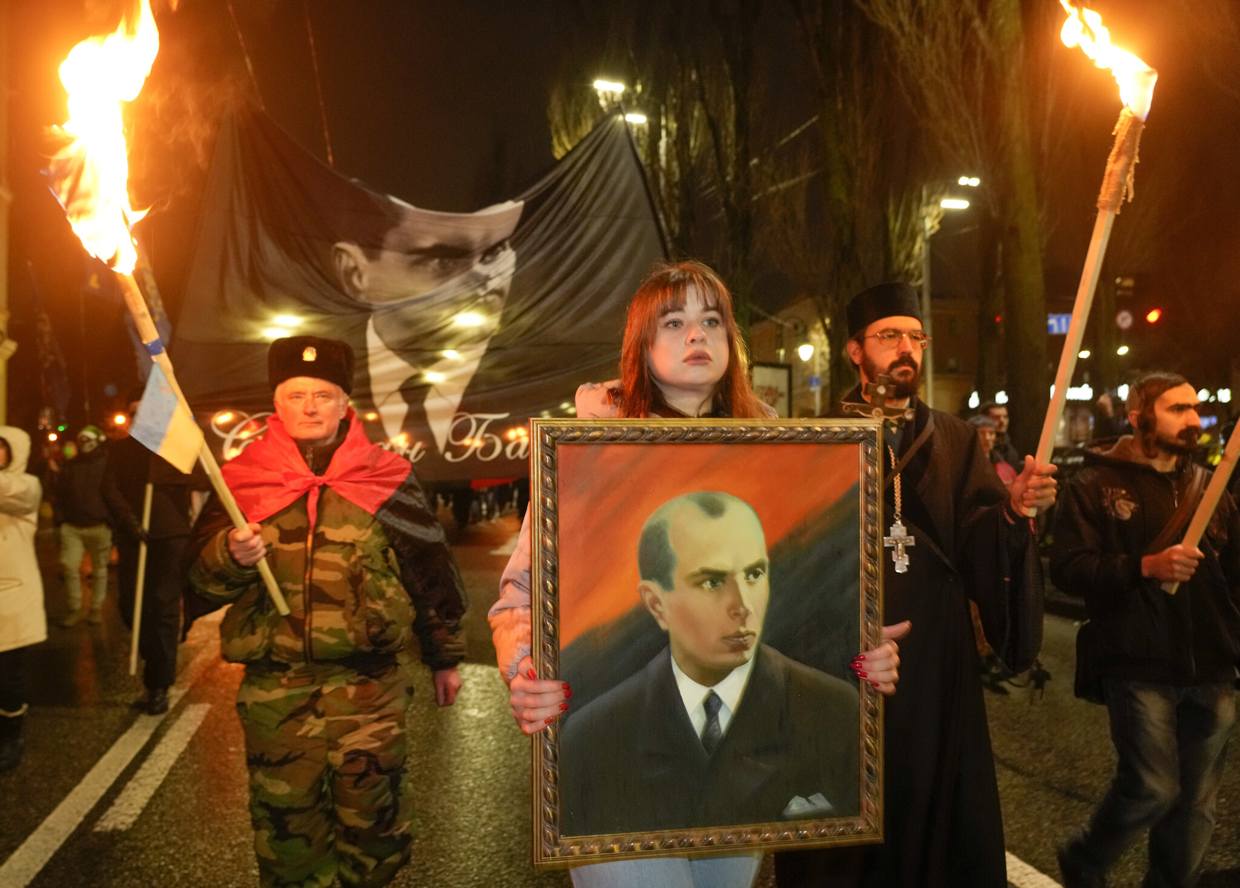 Cientos de nacionalistas ucranianos marchan en honor a un colaborador nazi