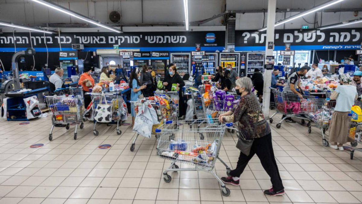 Israel podría eliminar el mandato de máscaras faciales para interiores