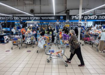 Israel podría eliminar el mandato de máscaras faciales para interiores