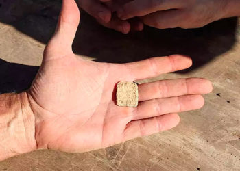 Talismán con inscripción en hebreo antiguo hallado en el Altar de Josué