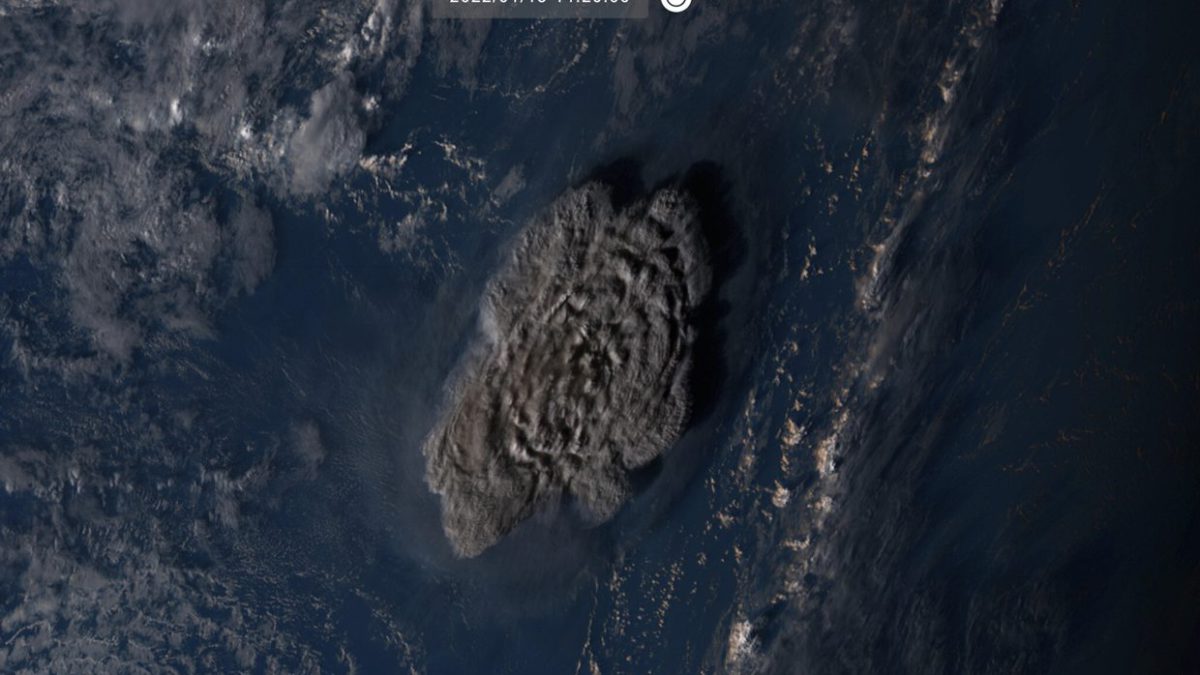 Disminuye la amenaza de tsunami en el Pacífico tras la erupción de un enorme volcán