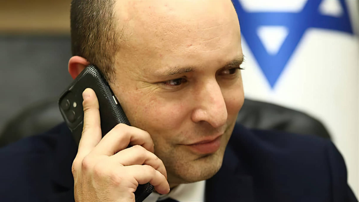 Bennett habla con el rabino secuestrado en la sinagoga