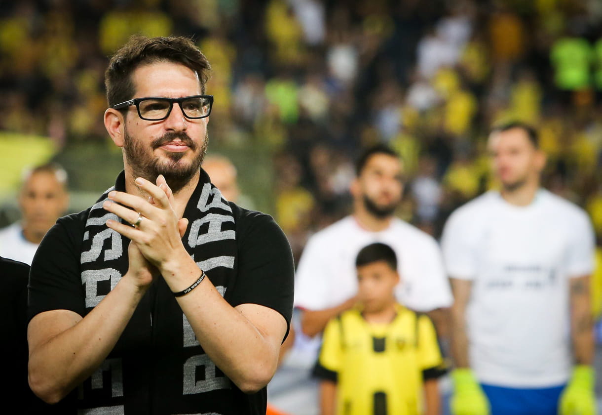 Moshe Hogeg, propietario del Beitar Jerusalén, visto durante el partido de la Premier League israelí entre el Beitar Jerusalén y el Hapoel Beersheba en el Estadio Teddy de Jerusalén, el 25 de agosto de 2019. (Flash90)