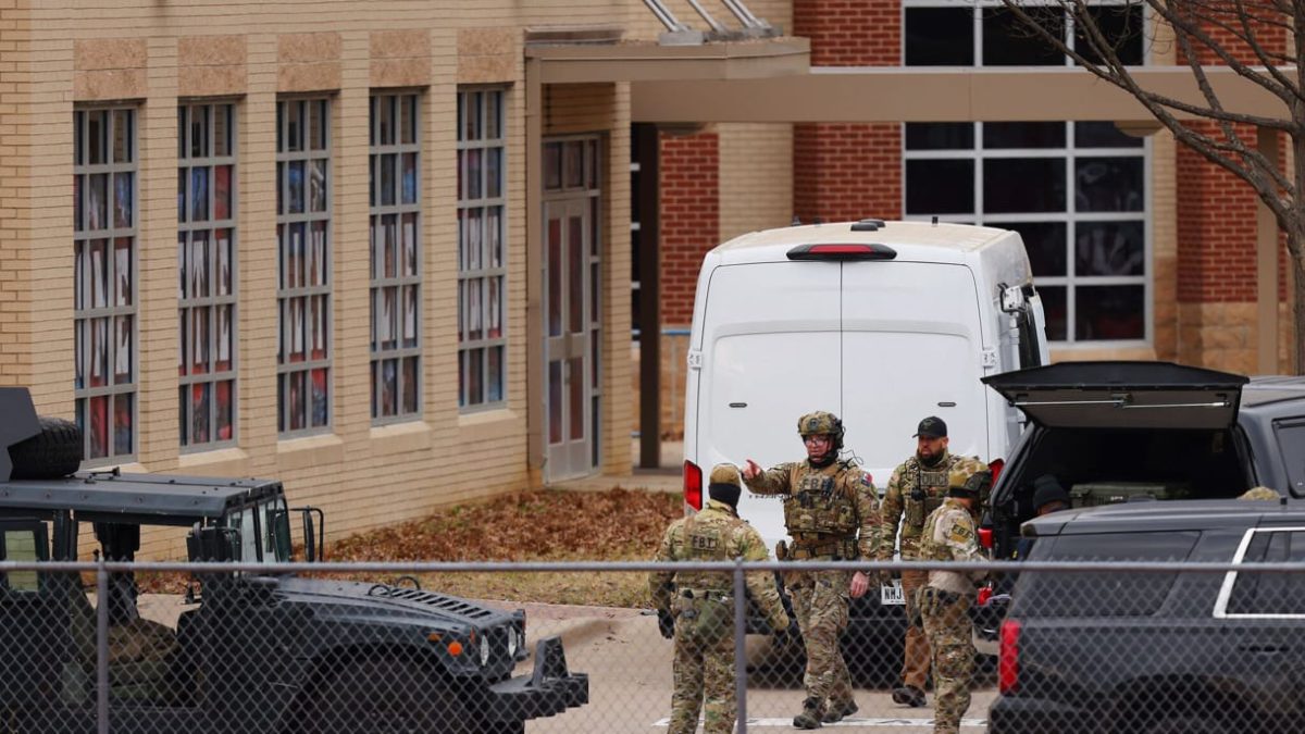 Detienen a dos adolescentes en relación con el ataque a la sinagoga de Texas