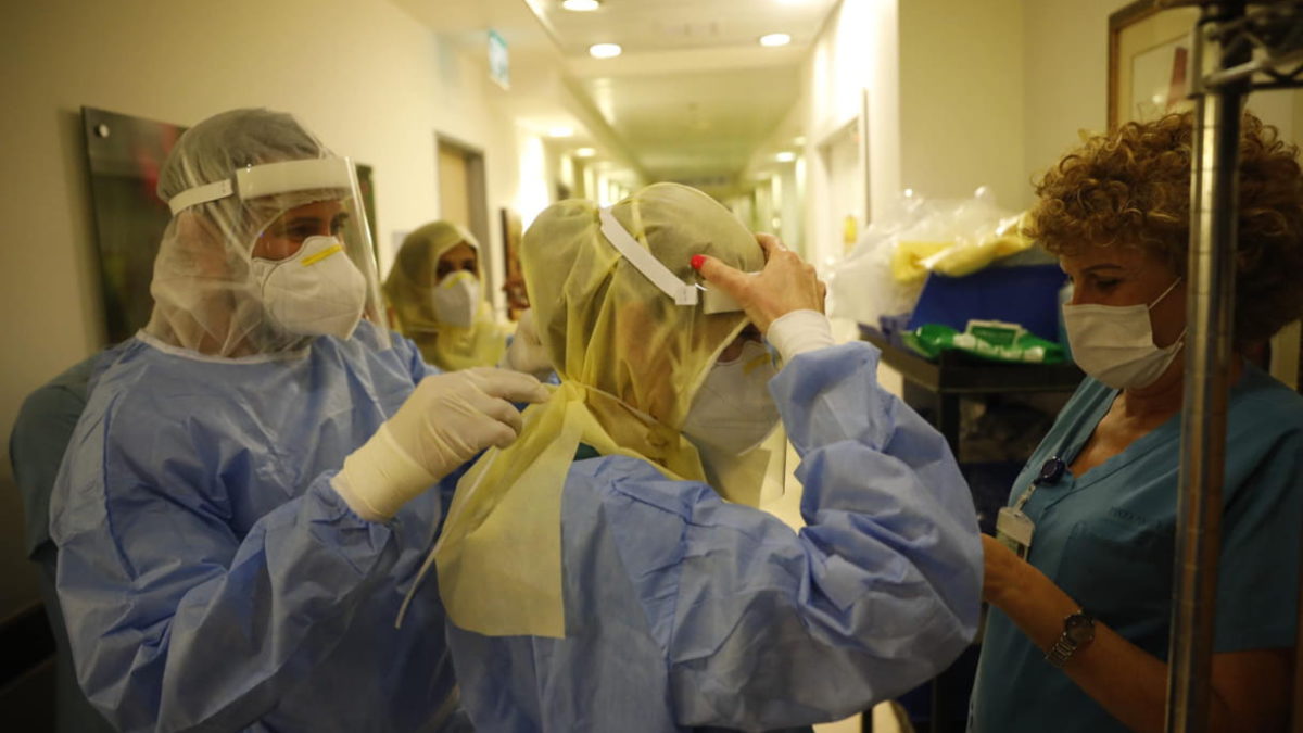El personal del hospital hará turnos de 12 horas por falta de personal