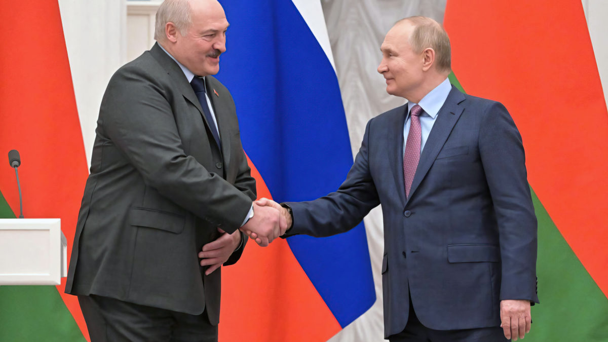 Bielorrusia celebra un referéndum para renunciar al estatus de país no nuclear