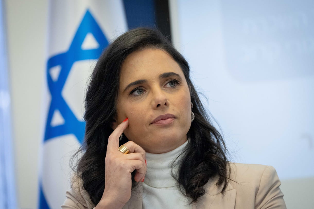 La ministra del Interior, Ayelet Shaked, habla en una conferencia de prensa en el Ministerio de Finanzas en Jerusalén, el 31 de octubre de 2021. (Yonatan Sindel/Flash90)