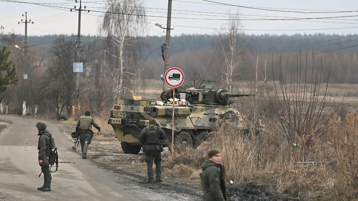 Tropas ucranianas luchan contra el ejército ruso en la periferia de Kiev