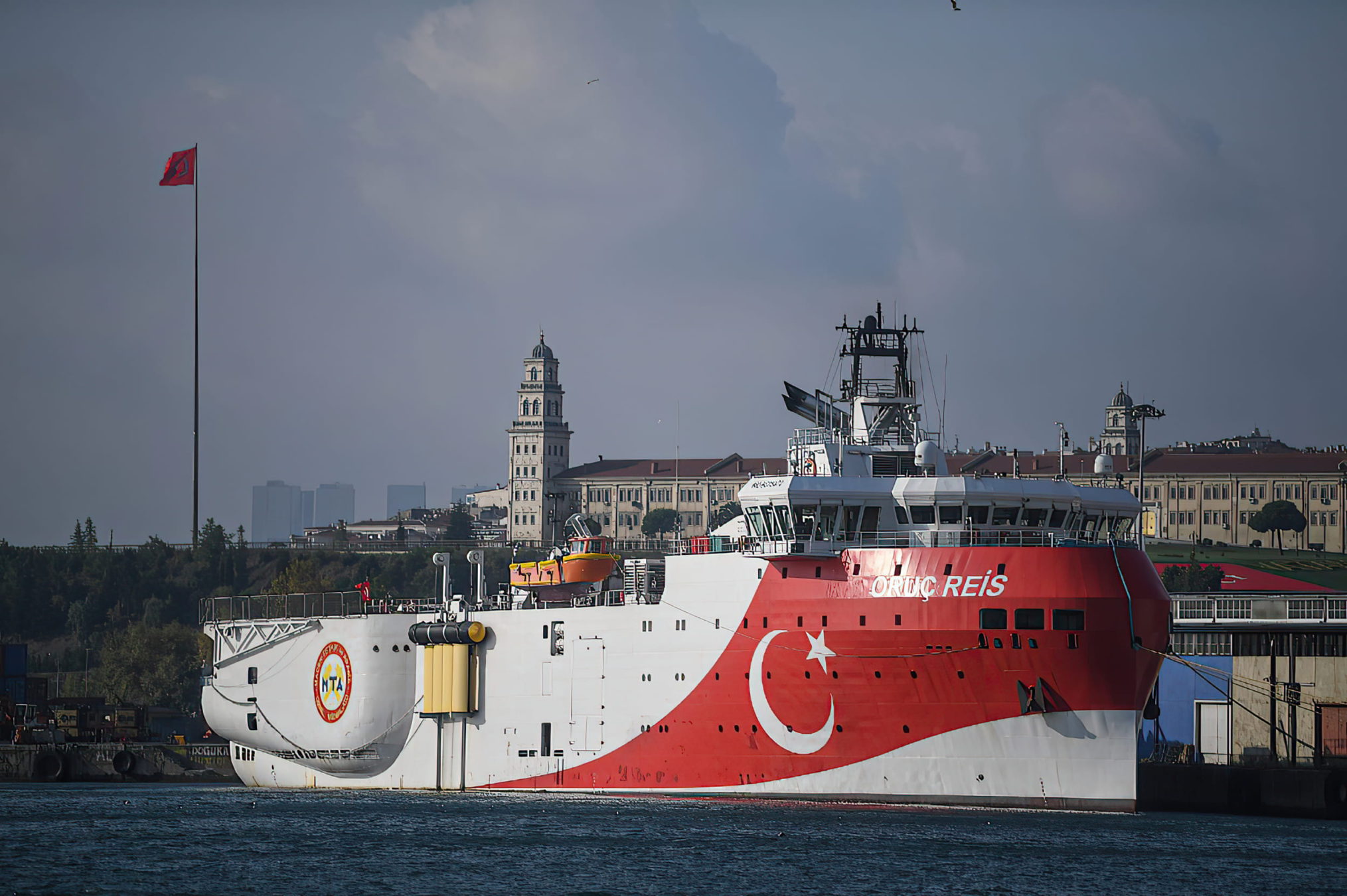 (ARCHIVO) Esta foto de archivo tomada el 23 de agosto de 2019 en Estambul muestra una vista del buque de investigación sísmica Oruc Reis de la Dirección General de Investigación y Exploración de Minerales (MTA), atracado en el puerto de Haydarpasa, que busca reservas de hidrocarburos, petróleo, gas natural y carbón en el mar. El 11 de agosto de 2020, Grecia exigió a Turquía la retirada de un buque de investigación que se encuentra en el centro de su creciente disputa por los derechos marítimos y advirtió que defendería su soberanía, solicitando una reunión de emergencia de los ministros de Asuntos Exteriores de la UE para resolver la crisis. (Foto de Ozan KOSE / AFP)