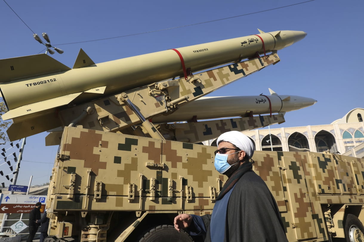 Un clérigo camina junto a los misiles Zolfaghar, arriba, y Dezful exhibidos por la Guardia Revolucionaria paramilitar, en la gran mezquita Imam Jomeini, en Teherán, Irán, el viernes 7 de enero de 2022 (AP Photo/Vahid Salemi)