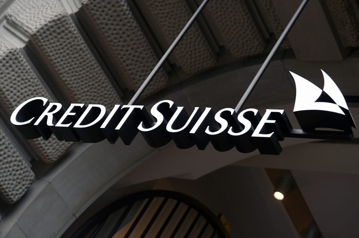 El logotipo del banco suizo Credit Suisse se ve en un edificio en Zúrich, Suiza, 21 de octubre de 2015. Un periódico alemán y otros medios de comunicación afirman que una filtración de datos de Credit Suisse, el segundo banco más grande de Suiza, revela detalles de las cuentas de más de 30.000 clientes -algunos de ellos poco recomendables- y apunta a posibles fallos de diligencia en las comprobaciones de muchos clientes. (Walter Bieri/Keystone vía AP, Archivo)