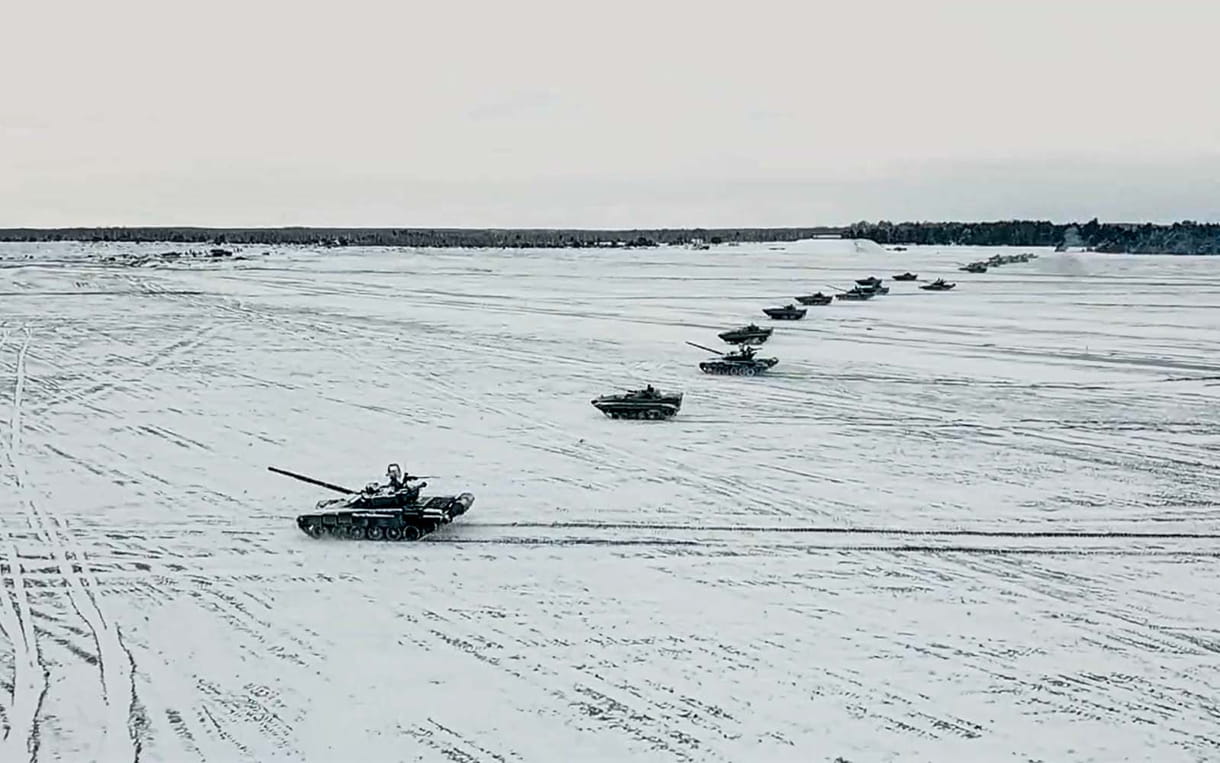 Tanques y vehículos blindados durante los ejercicios militares conjuntos de Bielorrusia y Rusia en el campo de tiro de Brestsky, Bielorrusia, el 4 de febrero de 2022. (Servicio de prensa del Ministerio de Defensa ruso vía AP, Archivo)