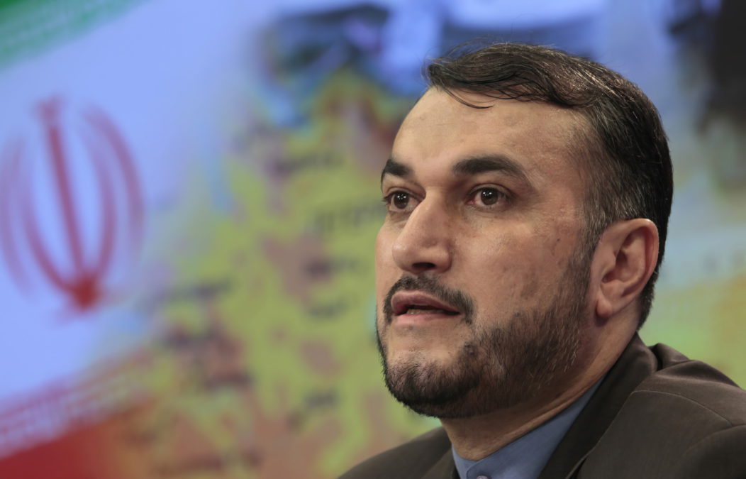 El ministro de Asuntos Exteriores de Irán, Hossein Amir-Abdollahian, habla durante una rueda de prensa en Moscú, Rusia, el 3 de agosto de 2012. (AP/Misha Japaridze)