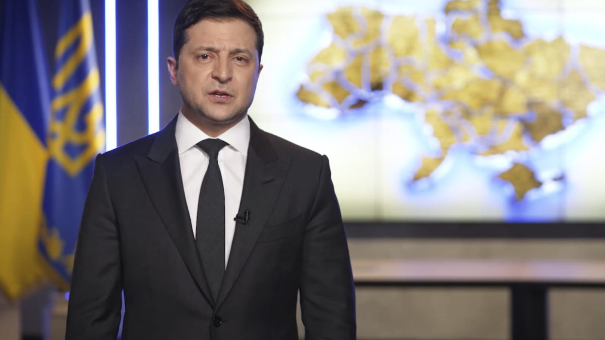 El presidente ucraniano Volodymyr Zelensky se dirige a la nación en Kiev, Ucrania, el 24 de febrero de 2022. (Oficina de Prensa de la Presidencia de Ucrania vía AP)