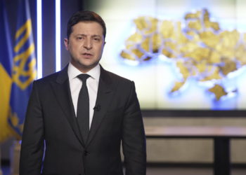 El presidente ucraniano Volodymyr Zelensky se dirige a la nación en Kiev, Ucrania, el 24 de febrero de 2022. (Oficina de Prensa de la Presidencia de Ucrania vía AP)