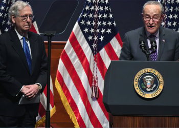 El senador Chuck Schumer recita la oración del "Shema" en el Desayuno Nacional de Oración