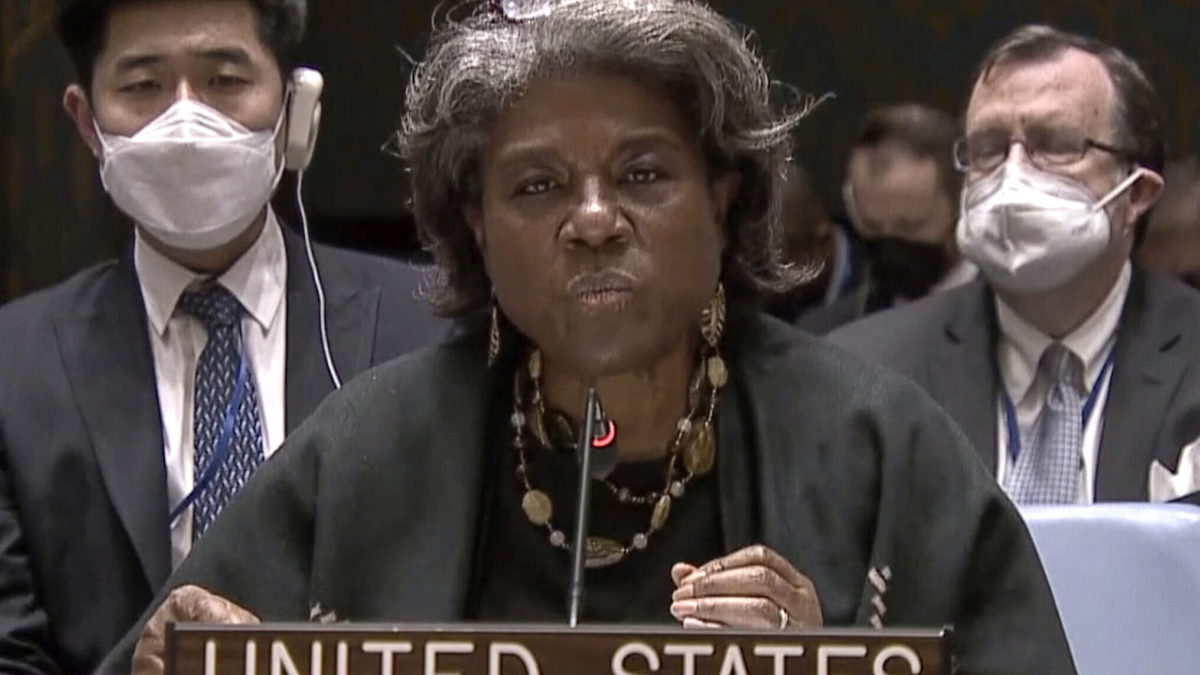 En esta foto tomada del vídeo de UNTV, la embajadora de Estados Unidos ante las Naciones Unidas, Linda Thomas-Greenfield, se dirige a una reunión de emergencia del Consejo de Seguridad de la ONU sobre Ucrania para deplorar las acciones de Rusia hacia el país y abogar por la diplomacia, en la sede de la ONU, el 23 de febrero de 2022. (UNTV vía AP)