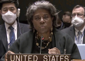 En esta foto tomada del vídeo de UNTV, la embajadora de Estados Unidos ante las Naciones Unidas, Linda Thomas-Greenfield, se dirige a una reunión de emergencia del Consejo de Seguridad de la ONU sobre Ucrania para deplorar las acciones de Rusia hacia el país y abogar por la diplomacia, en la sede de la ONU, el 23 de febrero de 2022. (UNTV vía AP)