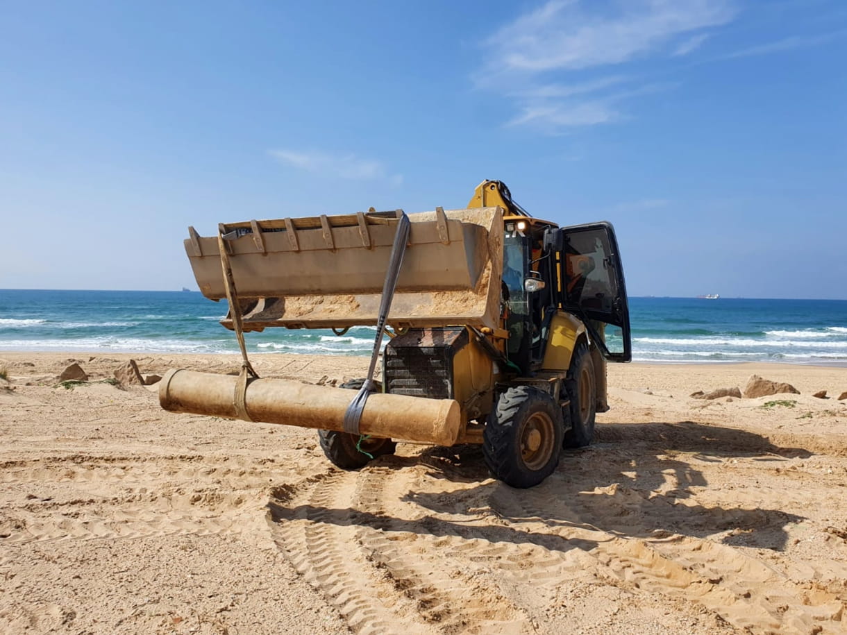 Retirada de un pilar de mármol de 1.500 años de antigüedad descubierto en la playa cerca del yacimiento arqueológico de Ashdod-Yam. (Autoridad de Antigüedades de Israel)