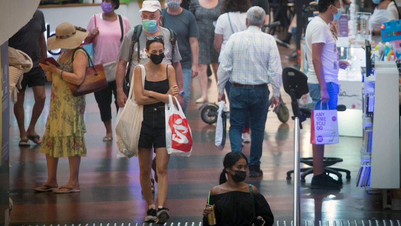 Israelíes llevan máscaras protectoras en el Centro Dizengoff, Tel Aviv, el 13 de septiembre de 2021 (Miriam Alster/FLASH90)