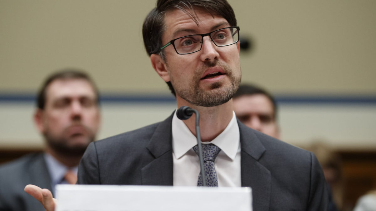 El jefe de política de ciberseguridad de Facebook, Nathaniel Gleicher, testifica en el Capitolio en Washington, el 22 de mayo de 2019. (Carolyn Kaster/AP)