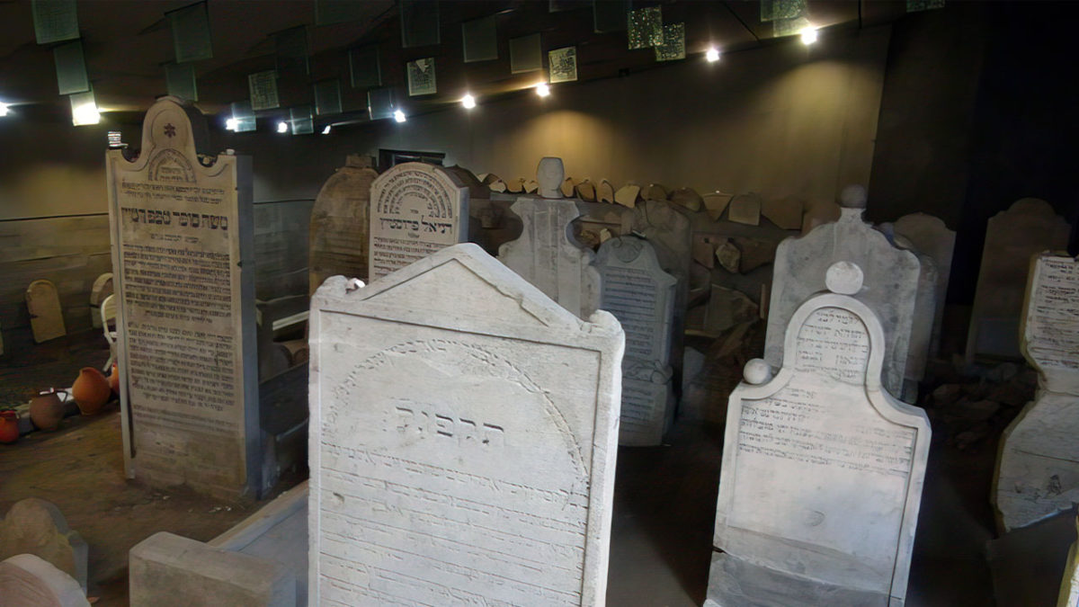 Mujer aplastada por una lápida en el cementerio Baron Hirsch